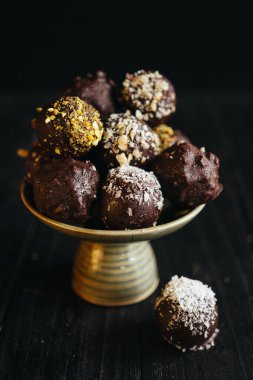 Karanlık arka planda tabaktaki çikolatalı mantarların durgun hayatı. Yüksek kalite fotoğraf