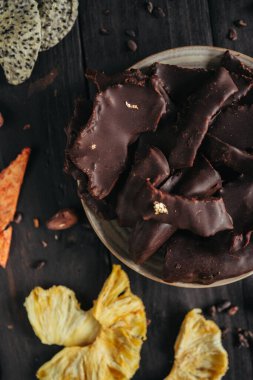 Çikolatada kurutulmuş meyvelerin olduğu sakin bir hayat. Yüksek kalite fotoğraf