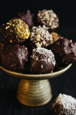 Karanlık arka planda tabaktaki çikolatalı mantarların durgun hayatı. Yüksek kalite fotoğraf