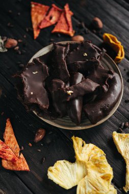 Çikolatada kurutulmuş meyvelerin olduğu sakin bir hayat. Yüksek kalite fotoğraf
