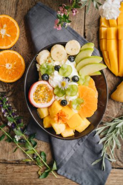 Yüksek açılı meyve suyu kasesi ve masada taze meyve tabağı. Yüksek kalite fotoğraf