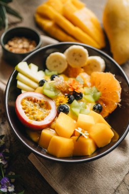 Yüksek açılı meyve suyu kasesi ve masada taze meyve tabağı. Yüksek kalite fotoğraf