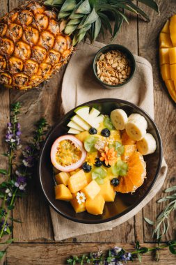 Yüksek açılı meyve suyu kasesi ve masada taze meyve tabağı. Yüksek kalite fotoğraf