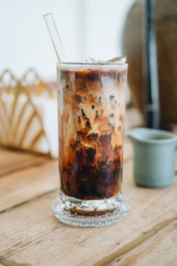 Kafedeki masada sütlü buzlu americano.