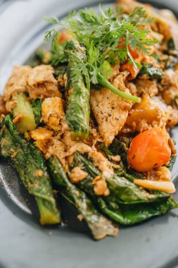 Tahta masada tavuklu ve sebzeli bir tabak Tayland usulü şehriye.