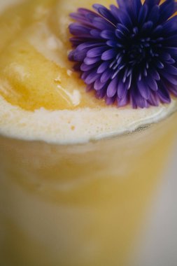 Hindistan cevizi sütlü Mango smoothie yakın çekim 