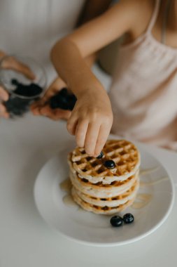 Anne ve kızı mutfakta yemek hazırlıyorlar. Yüksek kalite fotoğraf