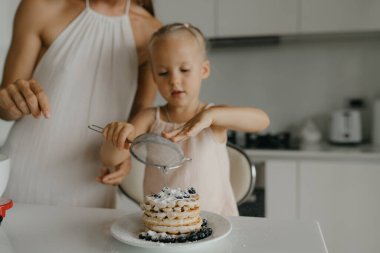 Anne ve kızı mutfakta yemek hazırlıyorlar. Yüksek kalite fotoğraf