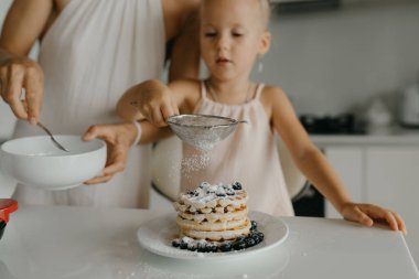 Anne ve kızı mutfakta yemek hazırlıyorlar. Yüksek kalite fotoğraf