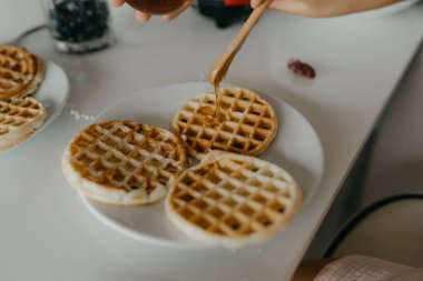 Anne ve kızı mutfakta yemek hazırlıyorlar. Yüksek kalite fotoğraf