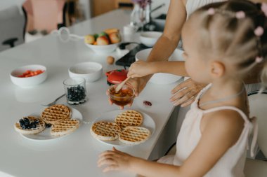 Anne ve kızı mutfakta yemek hazırlıyorlar. Yüksek kalite fotoğraf
