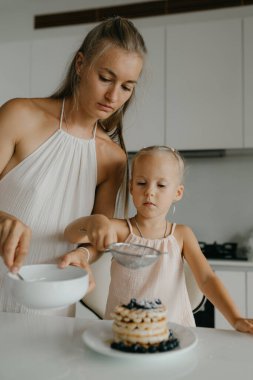 Anne ve kızı mutfakta yemek hazırlıyorlar. Yüksek kalite fotoğraf