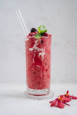 Beyaz arka planda yoğurtlu yabanmersini smoothie.