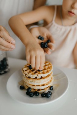 Anne ve kızı mutfakta yemek hazırlıyorlar. Yüksek kalite fotoğraf