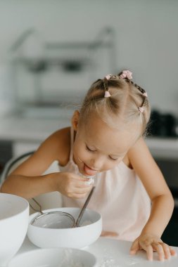 Anne ve kızı mutfakta yemek hazırlıyorlar. Yüksek kalite fotoğraf