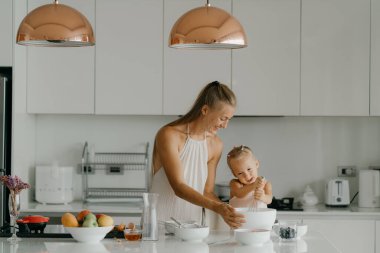 Anne ve kızı mutfakta yemek hazırlıyorlar. Yüksek kalite fotoğraf