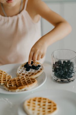 Anne ve kızı mutfakta yemek hazırlıyorlar. Yüksek kalite fotoğraf