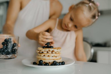 Anne ve kızı mutfakta yemek hazırlıyorlar. Yüksek kalite fotoğraf