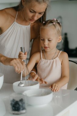 Anne ve kızı mutfakta yemek hazırlıyorlar. Yüksek kalite fotoğraf