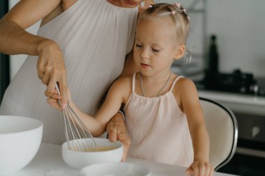 Anne ve kızı mutfakta yemek hazırlıyorlar. Yüksek kalite fotoğraf
