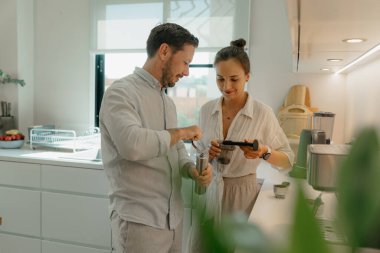 Bir çift mutfakta kahve yapıyor. Yüksek kalite fotoğraf