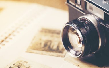 Eski fotoğrafların arka planında klasik kamera