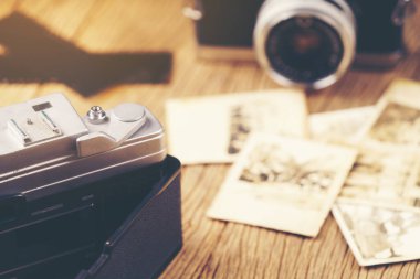 Eski fotoğrafların arka planında klasik kamera
