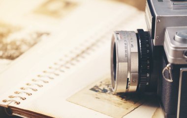 Eski fotoğrafların arka planında klasik kamera