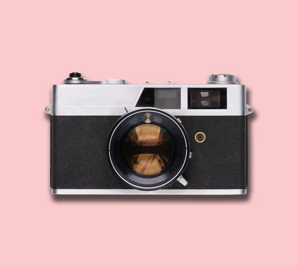 带有阴影的粉色背景老式胶卷相机 — 图库照片
