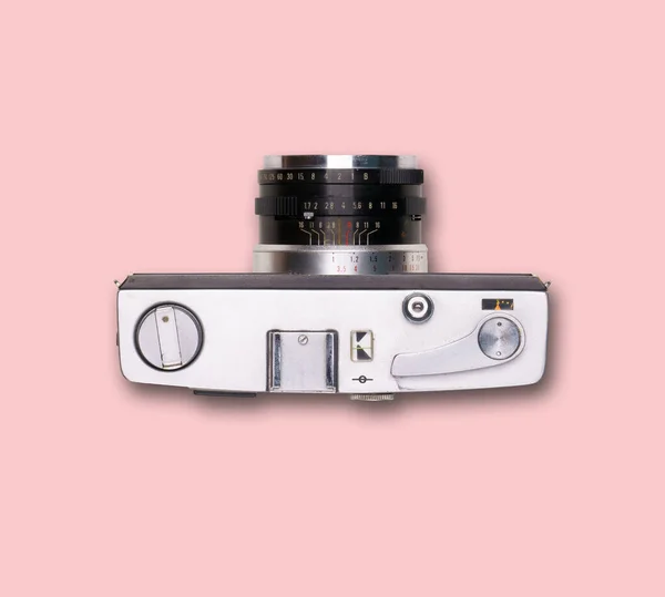 Pembe Arka Planda Gölgeli Eski Bir Film Kamerası — Stok fotoğraf