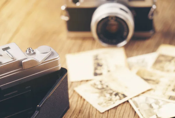 Fotocamera Vintage Sullo Sfondo Vecchie Foto — Foto Stock