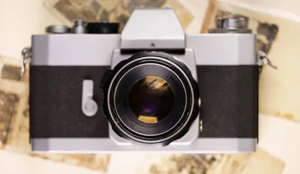 Eski Fotoğrafların Arka Planında Klasik Kamera — Stok fotoğraf