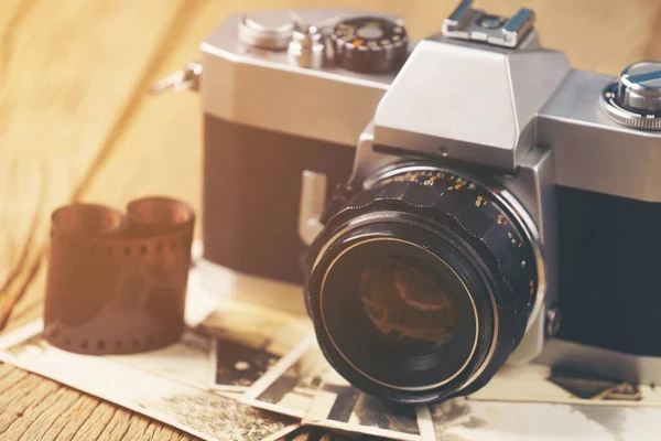 Oldtimer Kamera Auf Dem Hintergrund Alter Fotos — Stockfoto