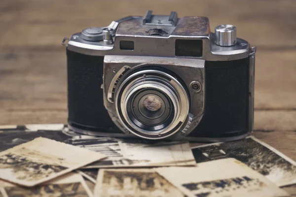 Oldtimer Kamera Auf Dem Hintergrund Alter Fotos — Stockfoto