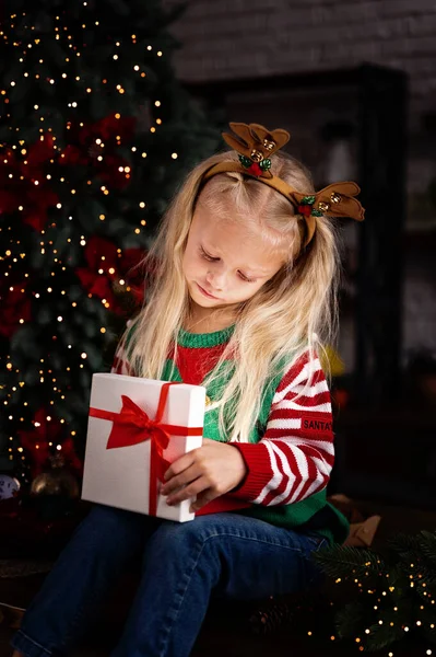 Счастливого Рождества Счастливых Праздников Удивительно Милая Девочка Открывает Подарок Малыш — стоковое фото