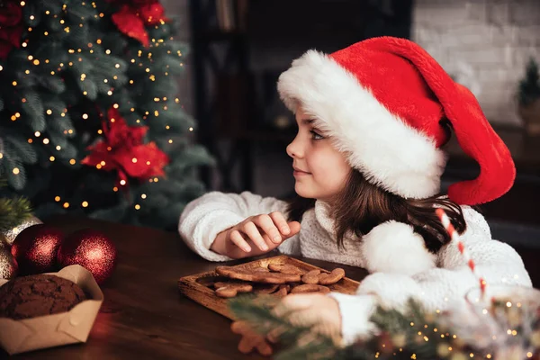 Feliz Natal Boas Festas Menina Bonito Comer Biscoitos Gengibre Miúdo — Fotografia de Stock