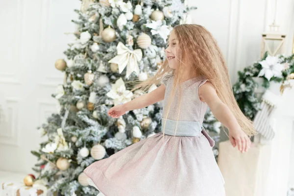 Glücklich Aufgeregtes Mädchen Kind Hält Weihnachtsgeschenkbox Glückliches Kleines Mädchen Aufgeregt — Stockfoto