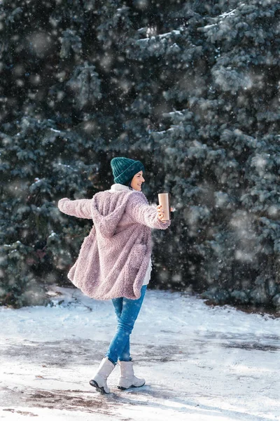 Молодая Женщина Ходит Зимний День Держа Путешествия Кружку Нержавеющей Стали — стоковое фото