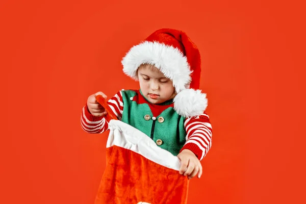 Счастливый Ребенок Синдромом Дауна Рождественском Шарфе Веселится Смеется Студии Рождественское — стоковое фото