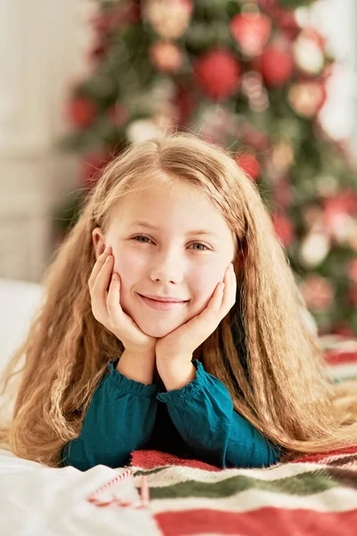 Feliz Niña Emocionada Sosteniendo Caja Regalo Navidad Feliz Niñita Emocionada — Foto de Stock