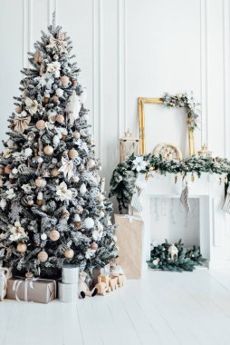 Kaliteli kanepesi ve Noel ağacı olan büyük beyaz bir oturma odası. Güzel bir yeni yıl dekorasyonu. Pastel renkli kutular ve ağacın yanında hediyeler.