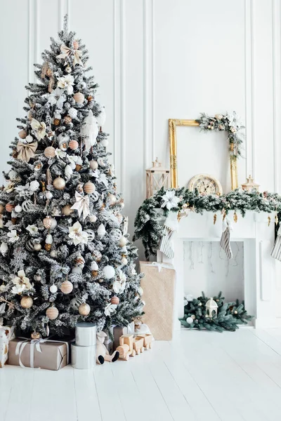 Large White Living Room Vintage Sofa Christmas Tree Beautiful New — Stock Photo, Image