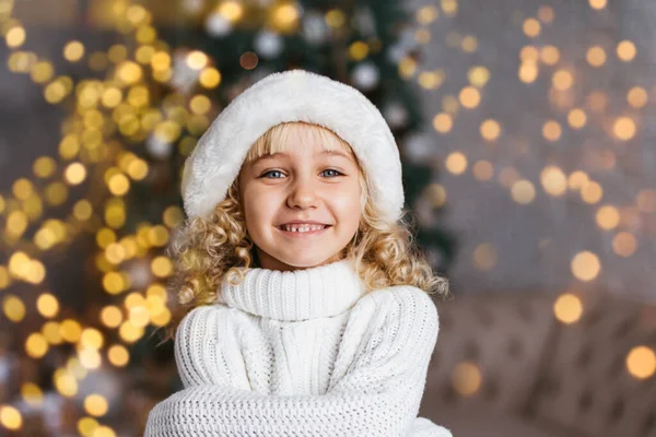 Close Retrato Pequena Menina Sorrindo Bonito Perto Árvore Natal Decorada — Fotografia de Stock