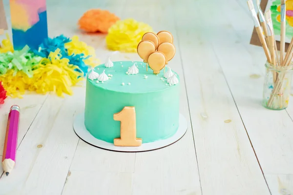 最初の誕生日は ケーキをスマッシュ ケーキ ケーキスマッシュ最初の年のコンセプトを持つ誕生日のためのお祝いの背景装飾 誕生日のあいさつ 女の子の誕生日ケーキ — ストック写真
