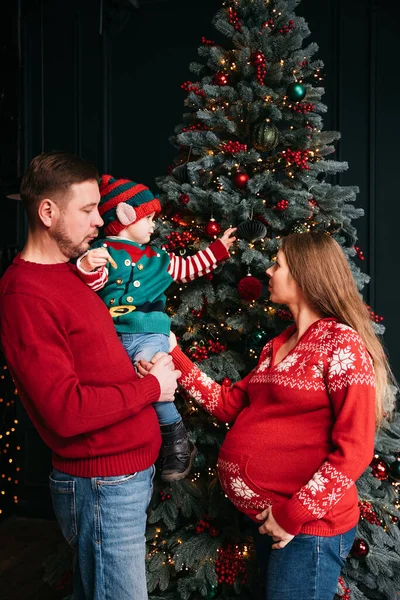 Ευτυχισμένη Οικογένεια Κάτω Από Χριστουγεννιάτικο Δέντρο Αγοράκι Στο Καπέλο Του — Φωτογραφία Αρχείου