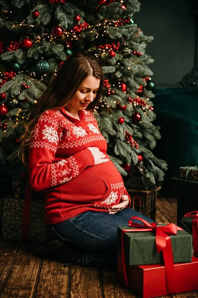 Mulher Grávida Esperando Bebê Perto Árvore Natal Pessoas Grávidas Expectativa — Fotografia de Stock