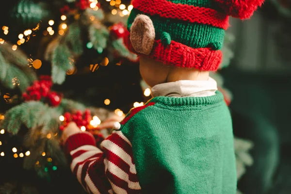 Criança Debaixo Árvore Natal Menino Chapéu Papai Noel Com Presentes — Fotografia de Stock
