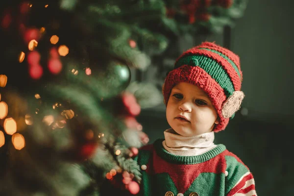 크리스마스 아래의 어린아이 크리스마스 상자가 산타클로스 모자를 아이가 상자를 가지고 — 스톡 사진