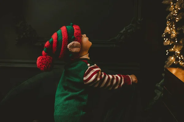 Małe Dziecko Pod Choinką Chłopiec Kapeluszu Świętego Mikołaja Prezentami Pod — Zdjęcie stockowe