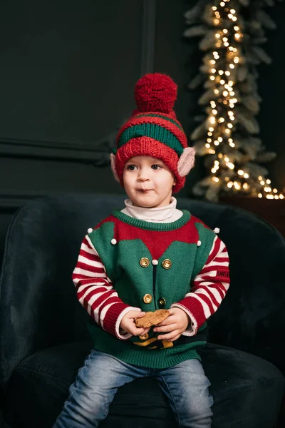 Niño Bajo Árbol Navidad Niño Sombrero Santa Claus Con Regalos — Foto de Stock